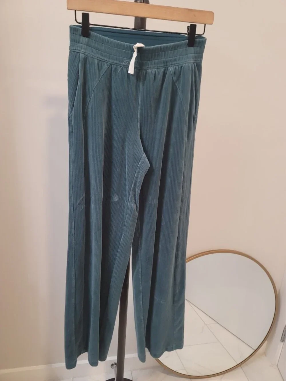 lululemon athletica pants are